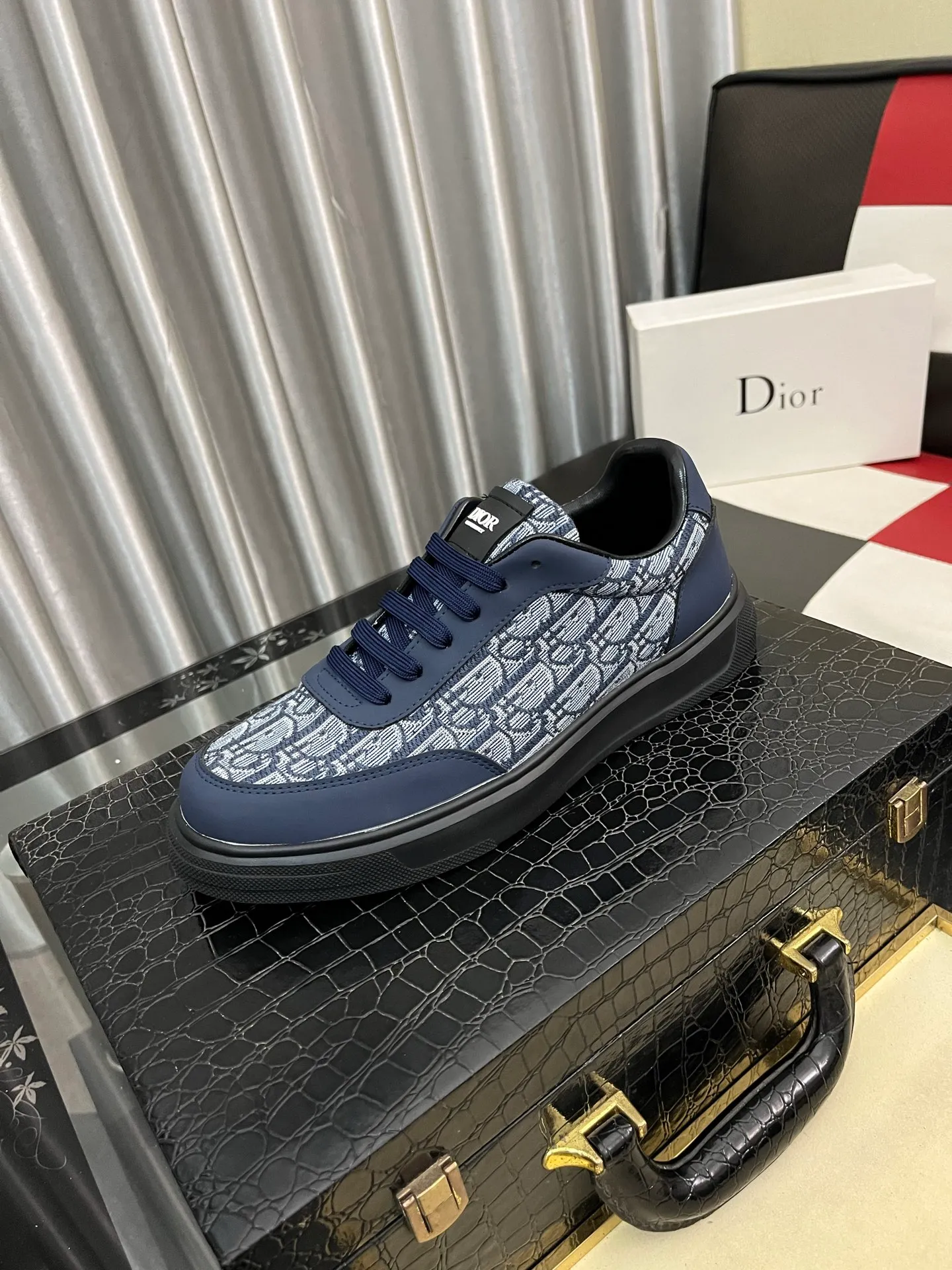 Men's shoes 💰400⌚️⌚️【Dior*DIAO】original quality.~ Unique modern style sneakers. 🏃A must-have casual shoe for trendy men😍😍 Original brand imported from Italy, imported original leather, sheep lining (refuses to discolor and grind feet) Sole: Original sole provided by the original factory, French lazy style design ⚠️Fit to the feet Original quality code number: 38-443️⃣Colors available